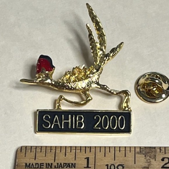 Sahib 2000 Roadrunner w/Red Fez Sahib Shriners Lapel Hat Pin Gold 1.5"x1.75" - Picture 5 of 7